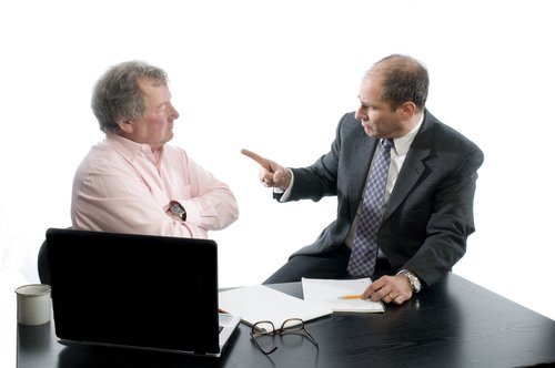  Client Argument Meinungsverschiedenheit im Büro pensionierter älterer Mann, der Anwalt anschreit